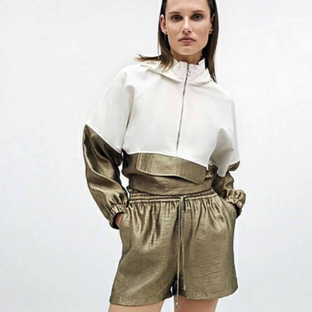 Zara Co-ord set SHINY HOODED JACKET & SPARKLY EFFECT SHORTS
bloggers fav